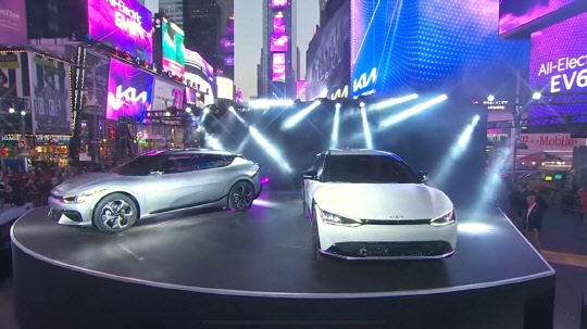 18일(현지시간) 미국 뉴욕 타임스퀘어에서 진행된 기아 EV 공개 행사.<영상 캡처>